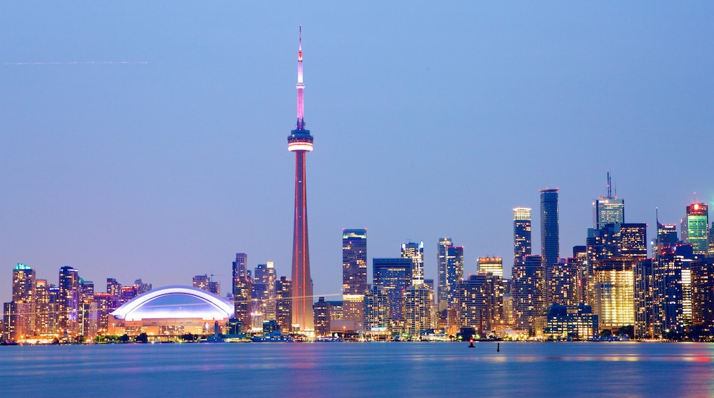 Toronto toont nachtleven, een wolkenkrabber en een rivier of beek