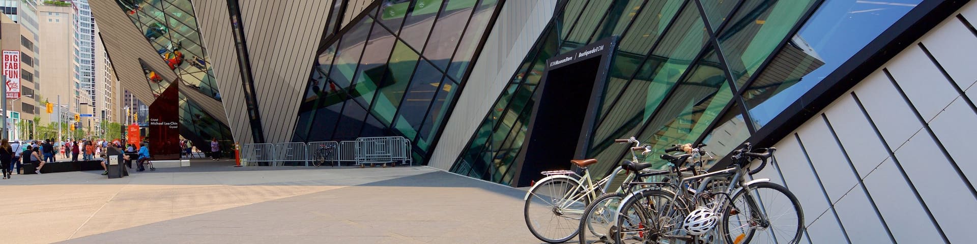 Yorkville which includes a city, street scenes and modern architecture