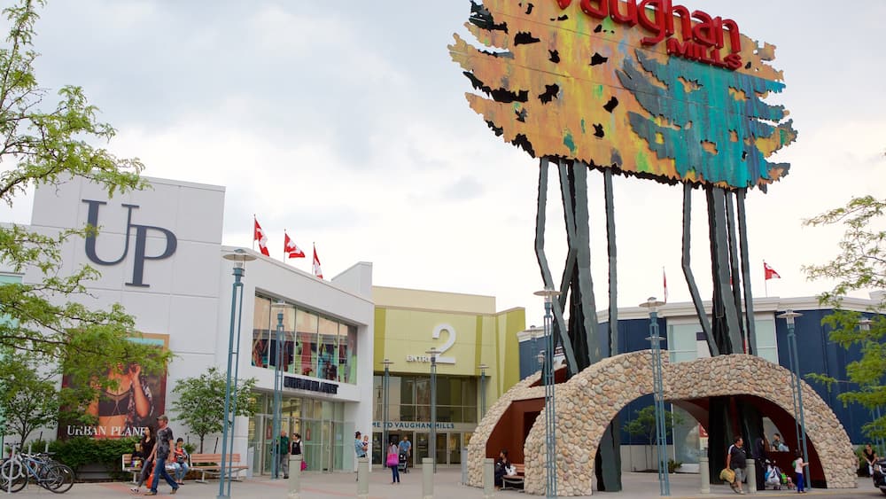 Vaughan Mills Mall mostrando segnaletica e piazza cosi come un piccolo gruppo di persone