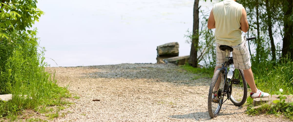 Richmond Hill ofreciendo ciclismo y un lago o abrevadero y también un hombre
