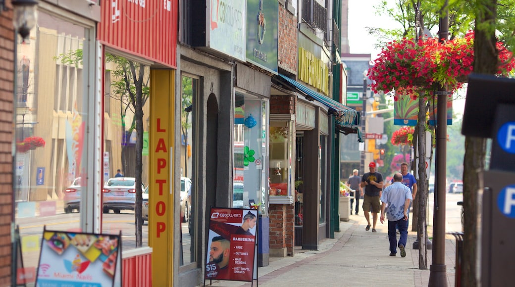 Brampton mostrando señalización y escenas urbanas y también un pequeño grupo de personas