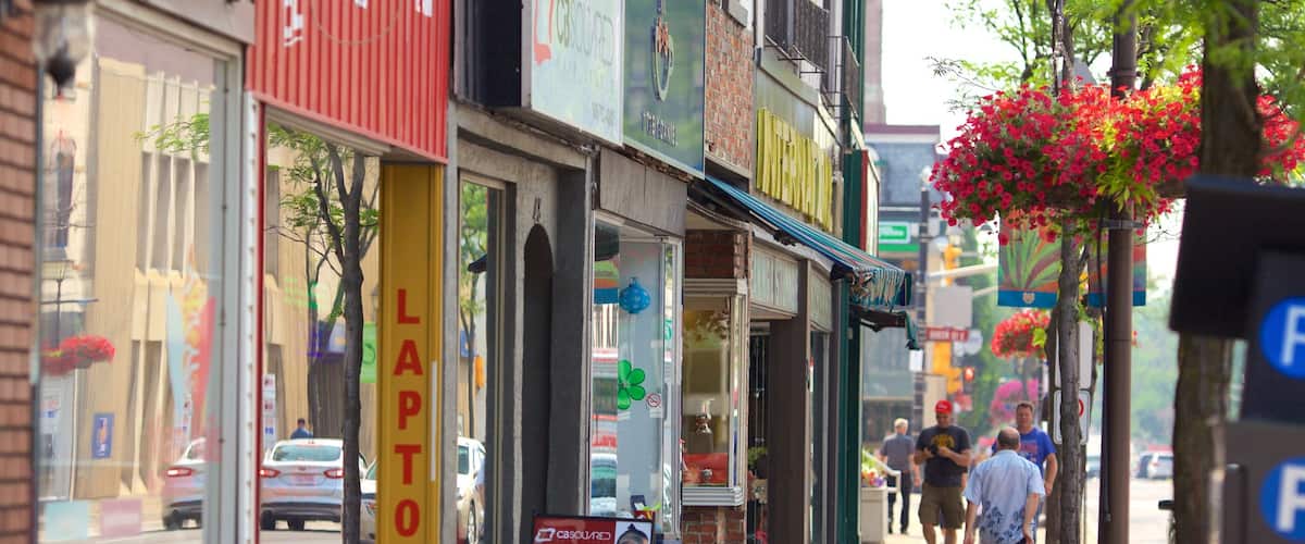 Brampton qui includes scĂšnes de rue et signalisation aussi bien que petit groupe de personnes