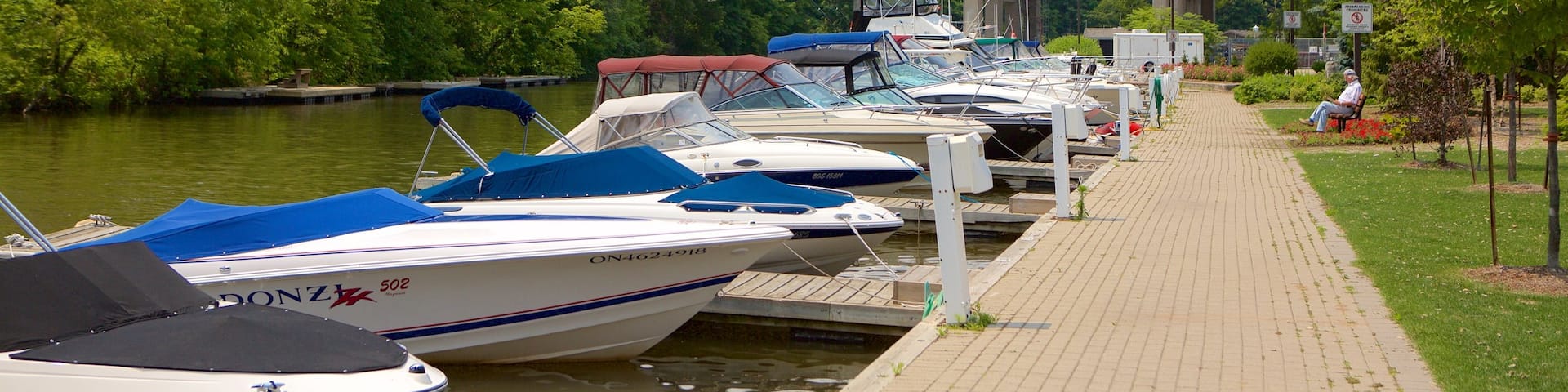 Oakville montrant marina, riviĂšre ou ruisseau et navigation