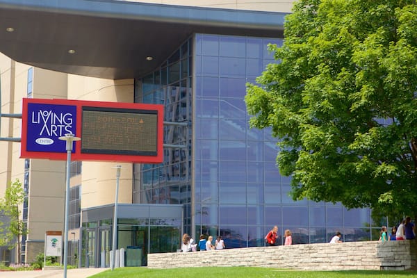 Living Arts Centre qui includes architecture moderne