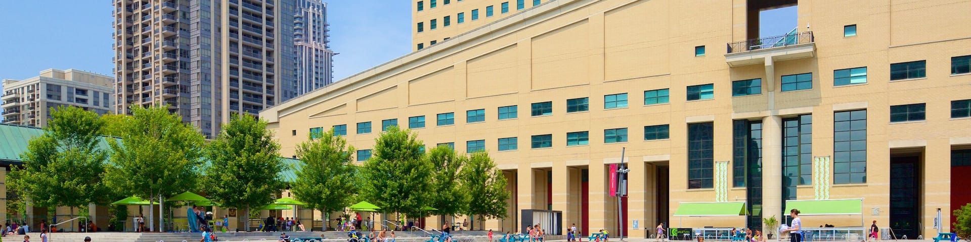 Centro Cívico de Mississauga que incluye una alberca, una fuente y una ciudad