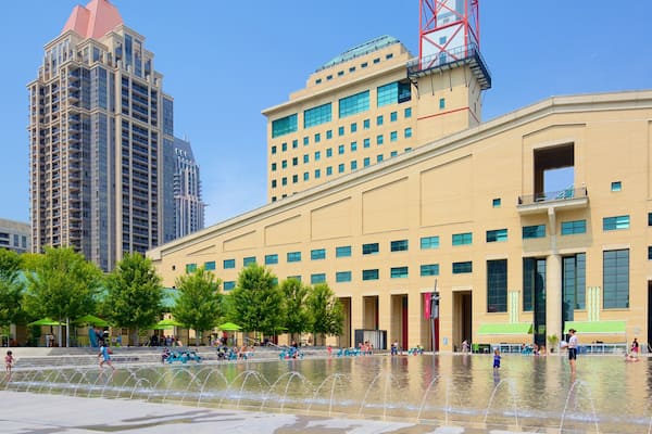 Mississauga Civic Centre qui includes fontaine, ville et baignade