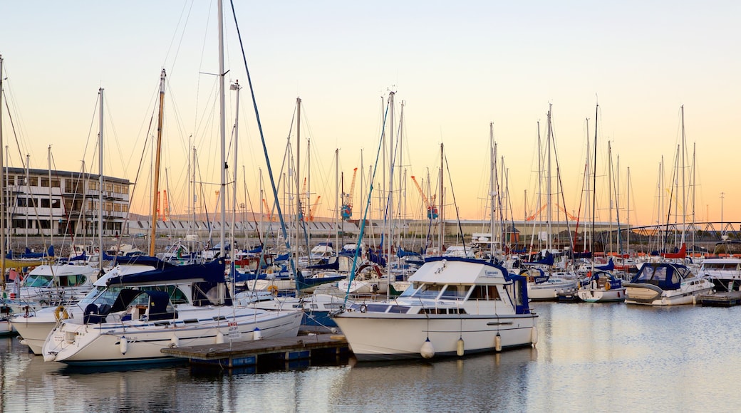 Swansea mostrando una puesta de sol, navegación y una marina