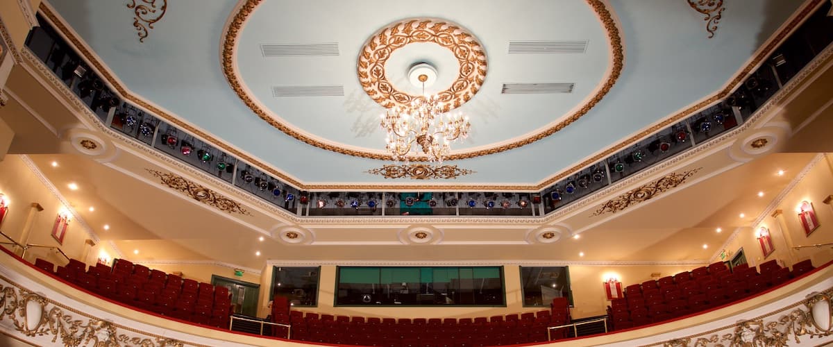 Grand Theatre mostrando vistas interiores y escenas de teatro