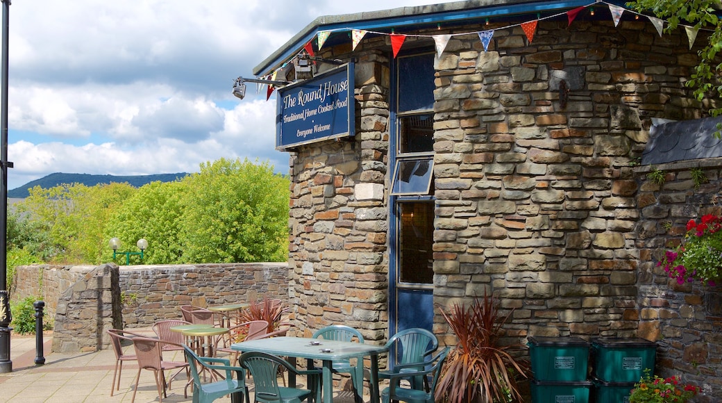 Neath showing outdoor eating and street scenes