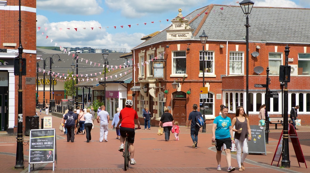 Neath das einen Straßenszenen sowie große Menschengruppe