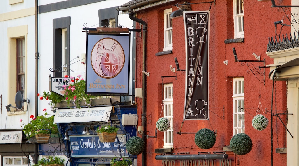 Crickhowell welches beinhaltet Geschichtliches, Beschilderung und Straßenszenen