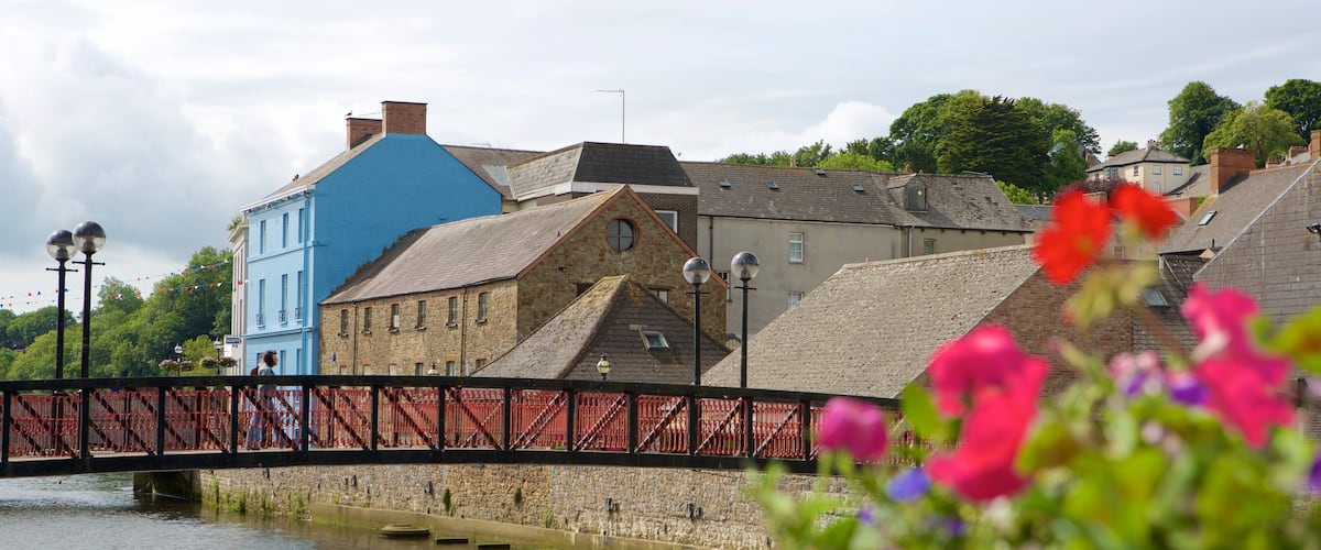 Haverfordwest toont een brug, een klein stadje of dorpje en een rivier of beek