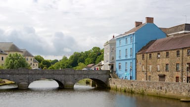 Haverfordwest toont een klein stadje of dorpje, een rivier of beek en een brug