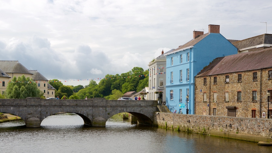 Haverfordwest mostrando piccola città o villaggio, fiume o ruscello e ponte
