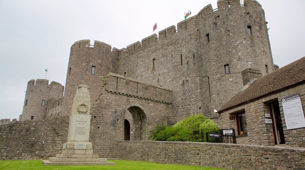 Pembroke Castle som inkluderar ett slott och historiska element