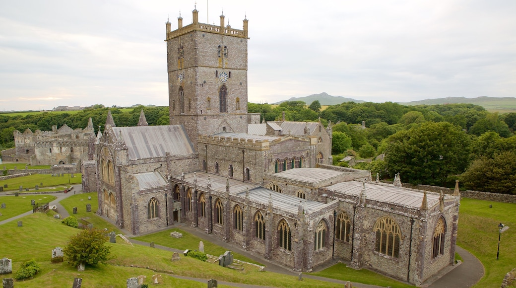 St Davids showing a cemetery, heritage elements and a church or cathedral