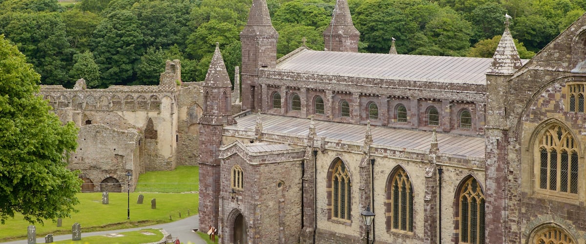 St Davids showing heritage elements and a church or cathedral