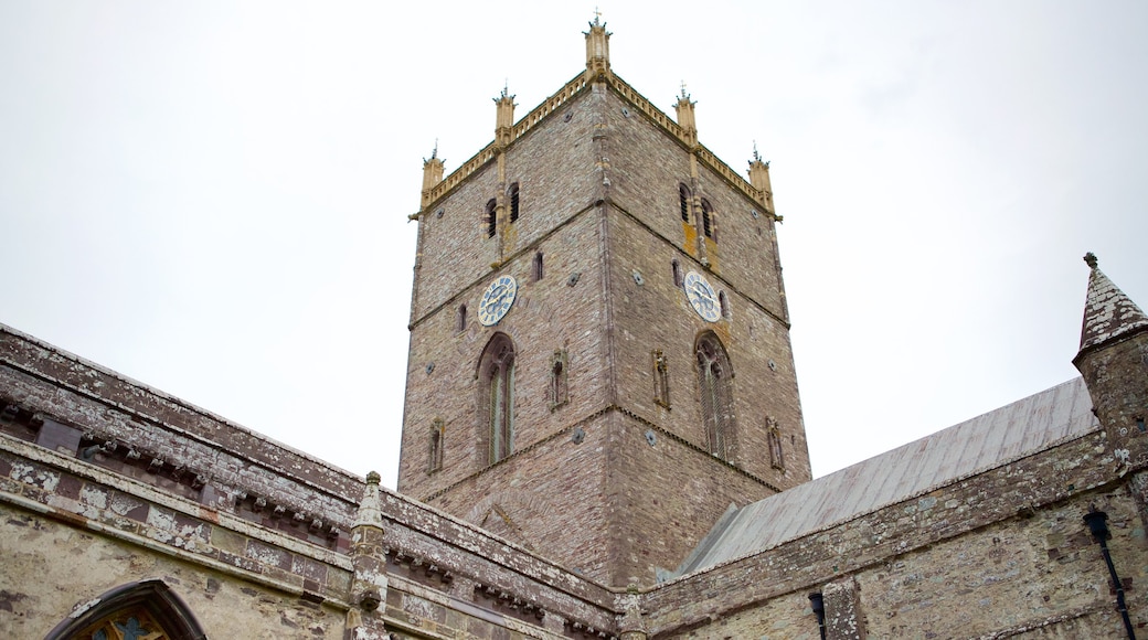 St. Davids que incluye elementos patrimoniales y una iglesia o catedral