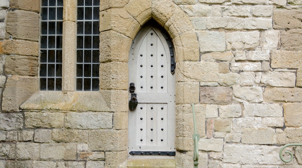 Caernarfon Castle som viser et hus og kulturarvsgenstande