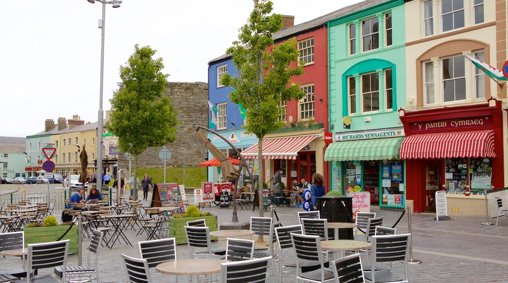 Caernarfon showing street scenes