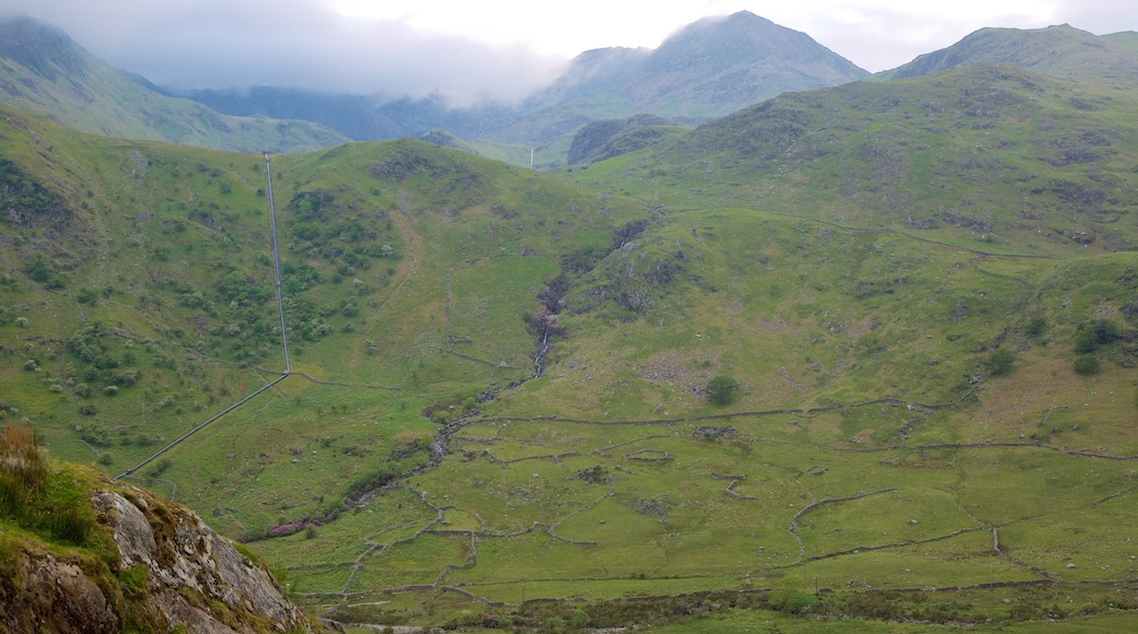 Monte Snowdon mostrando montañas