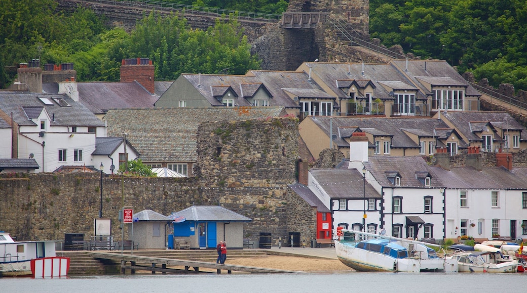 Conwy mostrando una pequeña ciudad o aldea