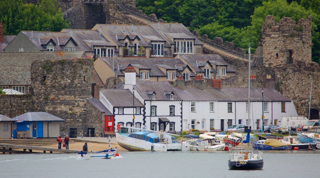 Conwy mettant en vedette voile, riviĂšre ou ruisseau et petite ville ou village