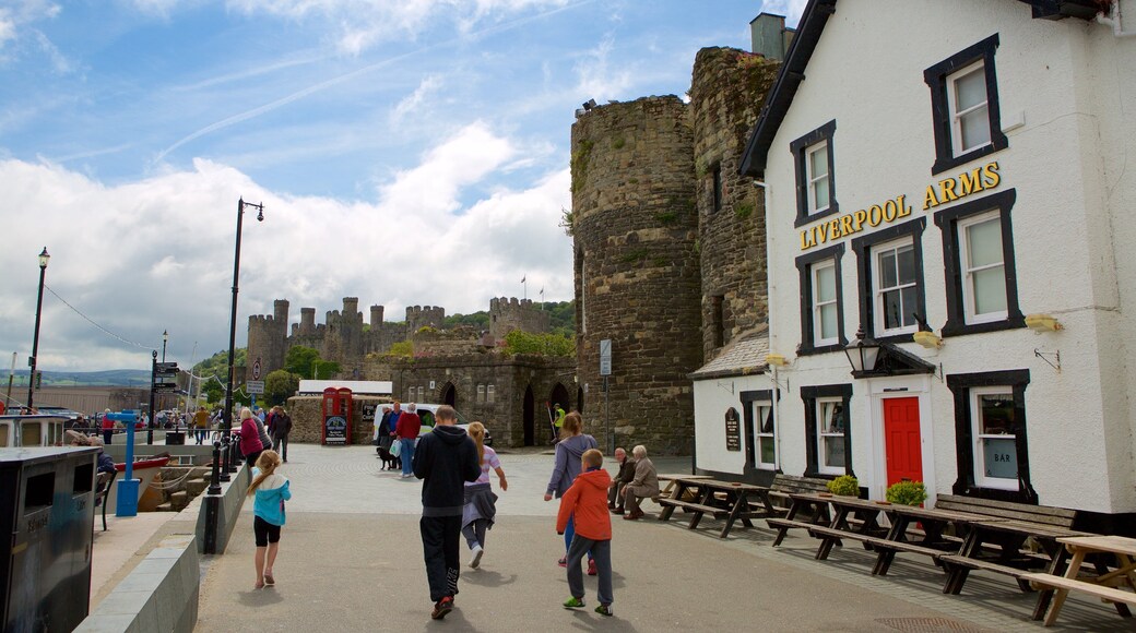 Conwy montrant scĂšnes de rue aussi bien que petit groupe de personnes