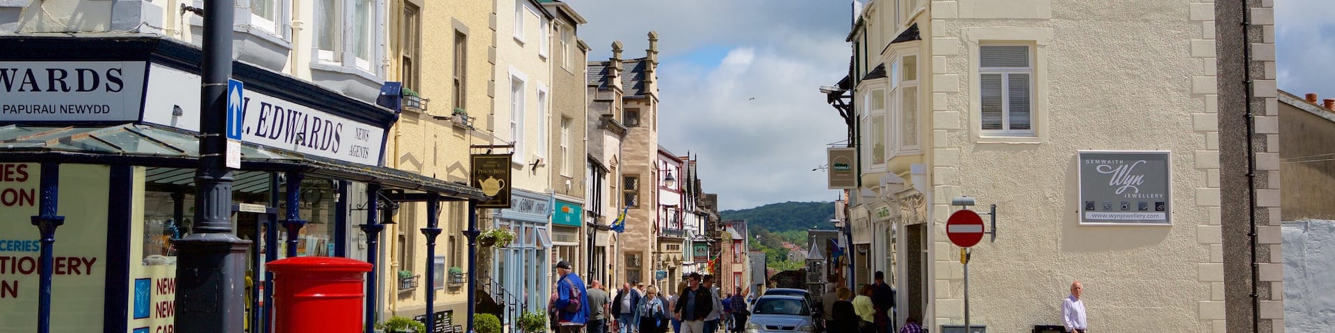 Conwy which includes street scenes