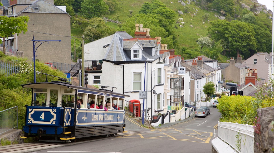 Great Orme Tramway som viser jernbaneelementer og gatescener