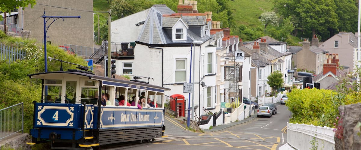 Great Orme Tramway mostrando artículos de ferrocarril y escenas urbanas