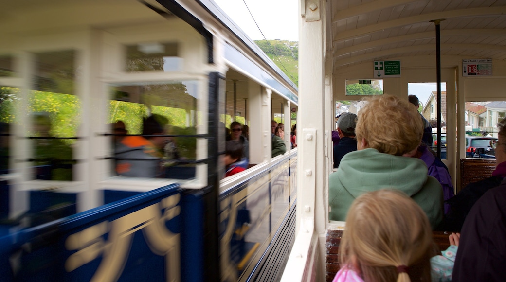 Great Orme Tramway das einen Eisenbahnbetrieb sowie kleine Menschengruppe