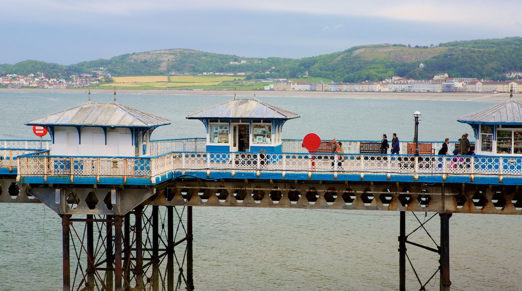 Llandudno Pier das einen allgemeine Küstenansicht