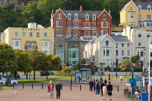Llandudno qui includes square ou place et petite ville ou village aussi bien que important groupe de personnes