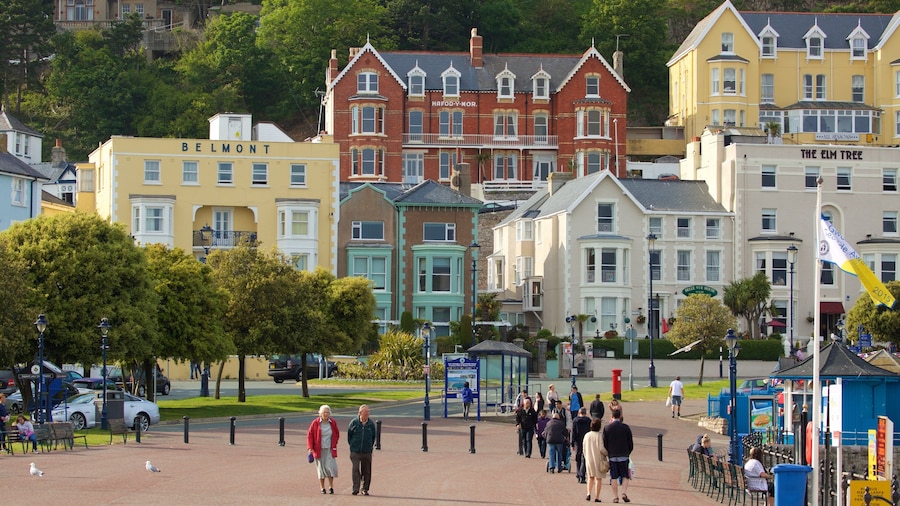 Llandudno qui includes square ou place et petite ville ou village aussi bien que important groupe de personnes