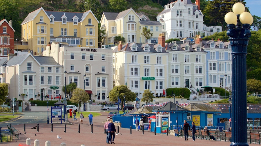 Llandudno qui includes une place publique et une petite ville ou un village