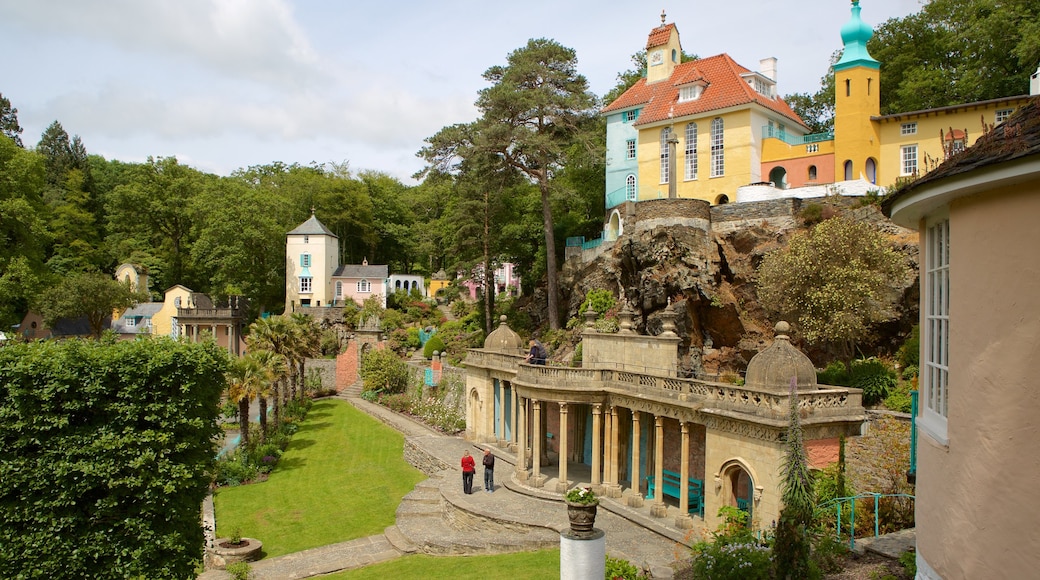 Portmeirion ofreciendo una pequeña ciudad o aldea