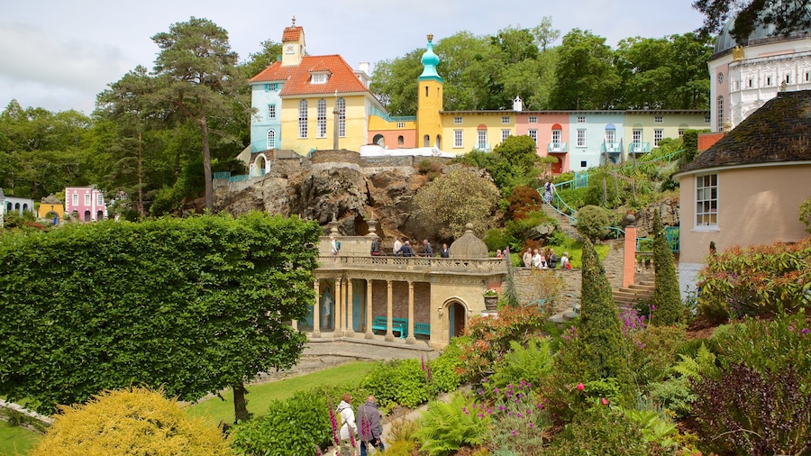 Portmeirion som visar en trädgård och en liten stad eller by