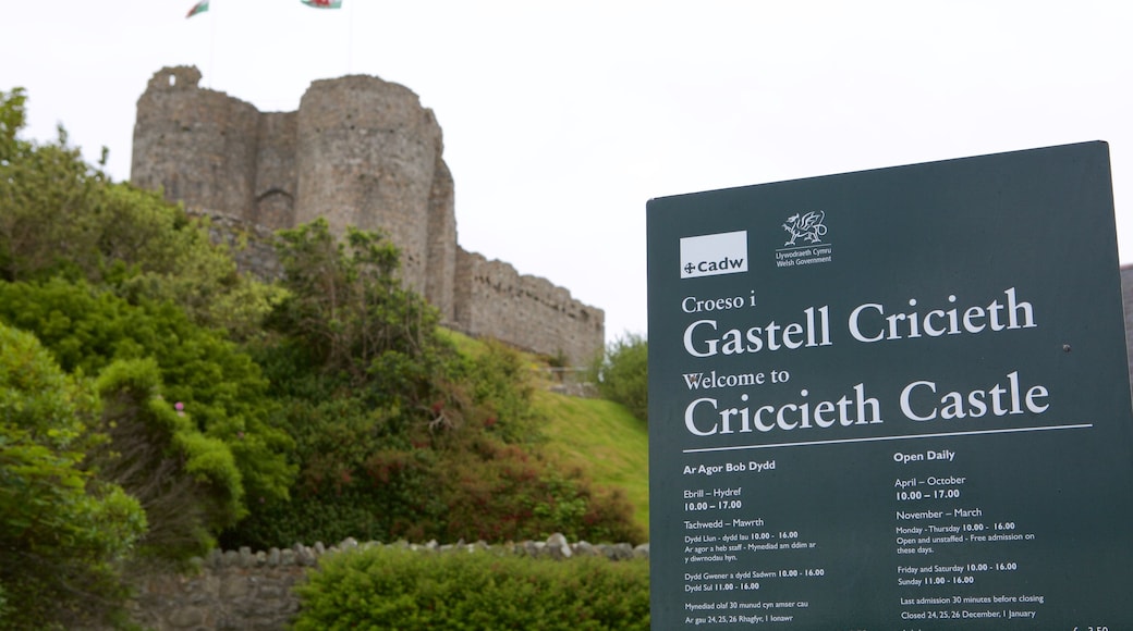 Criccieth Castle mit einem Beschilderung