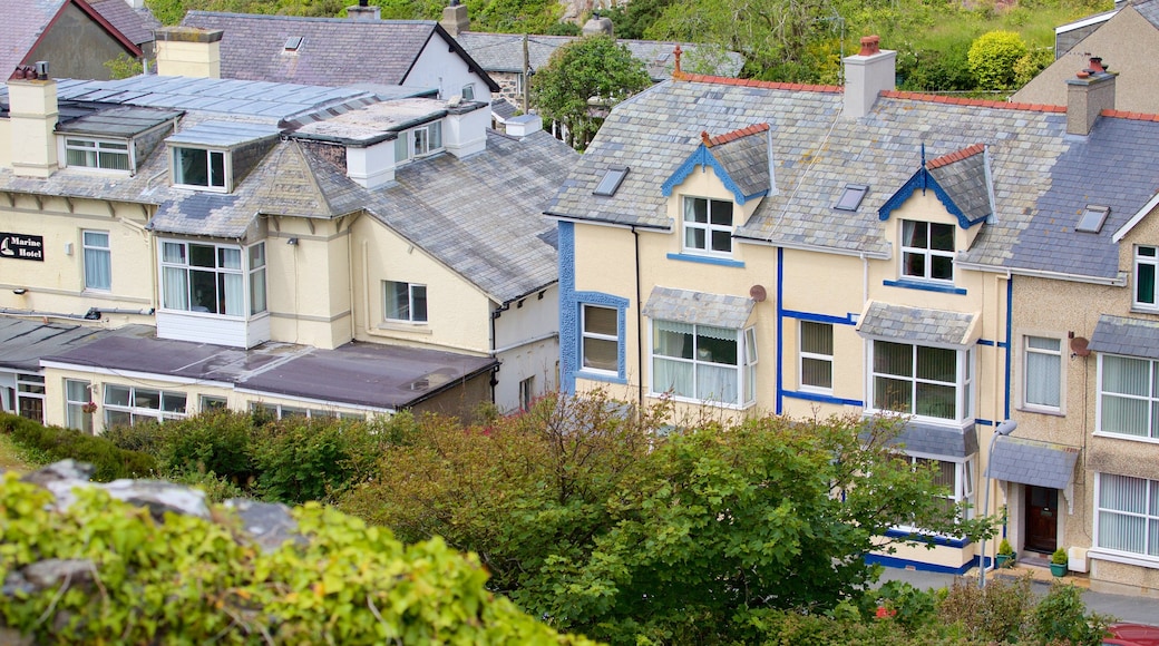 Criccieth toont een klein stadje of dorpje en een huis