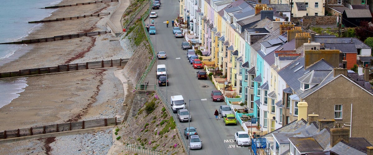 Criccieth bevat een klein stadje of dorpje en een strand