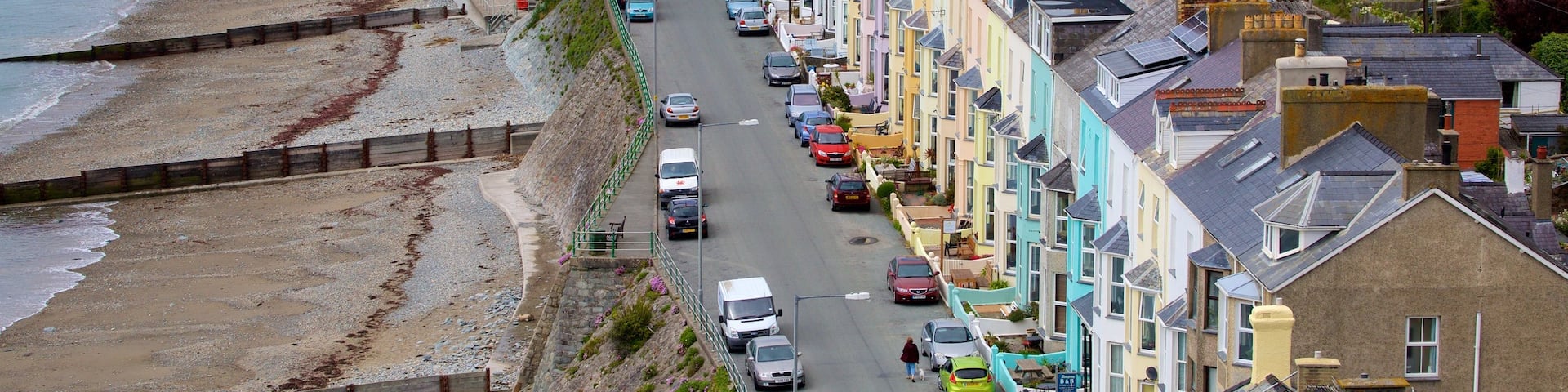 Criccieth mit einem Sandstrand und Kleinstadt oder Dorf