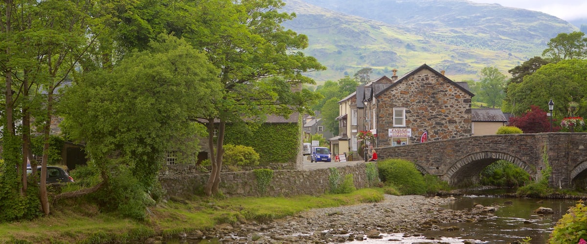 Beddgelert featuring a small town or village, a river or creek and a bridge