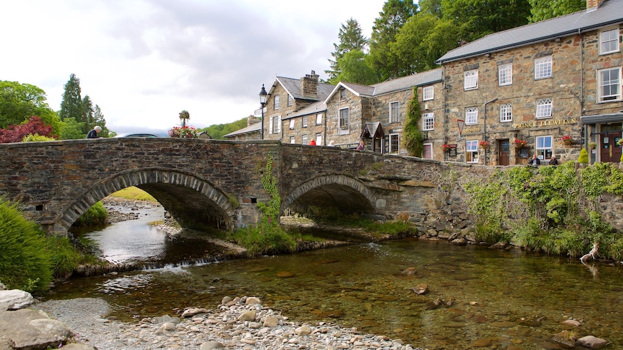 Beddgelert mostrando un río o arroyo, una pequeña ciudad o pueblo y un puente