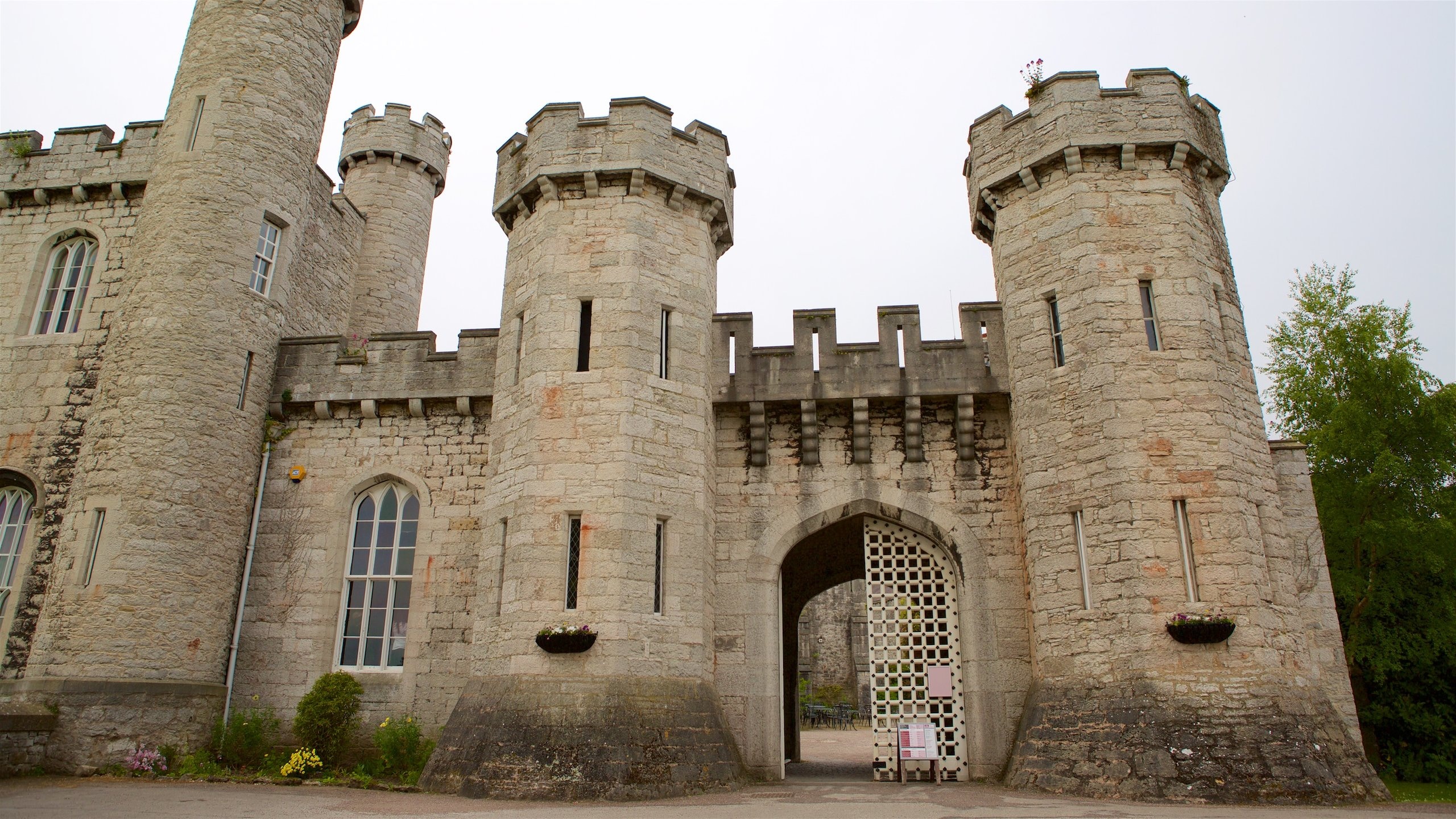 Bodelwyddan Castle joka esittää perintökohteet ja linna tai palatsi