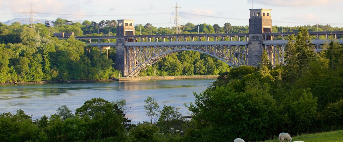 Menai Bridge que incluye un río o arroyo, un puente y tierras de cultivo