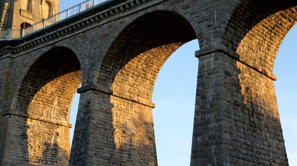 Menai Bridge mit einem Brücke und Geschichtliches