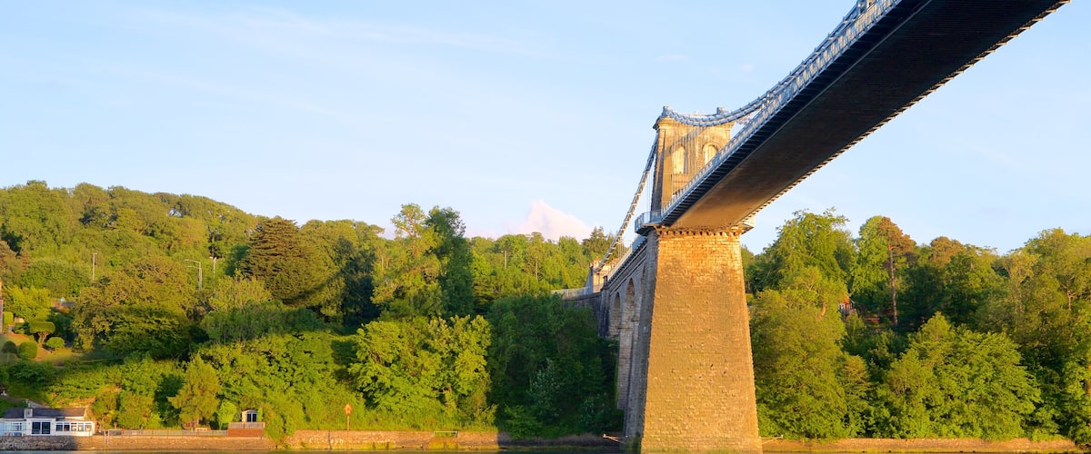 Menai Bridge que incluye elementos del patrimonio, un puente y un río o arroyo