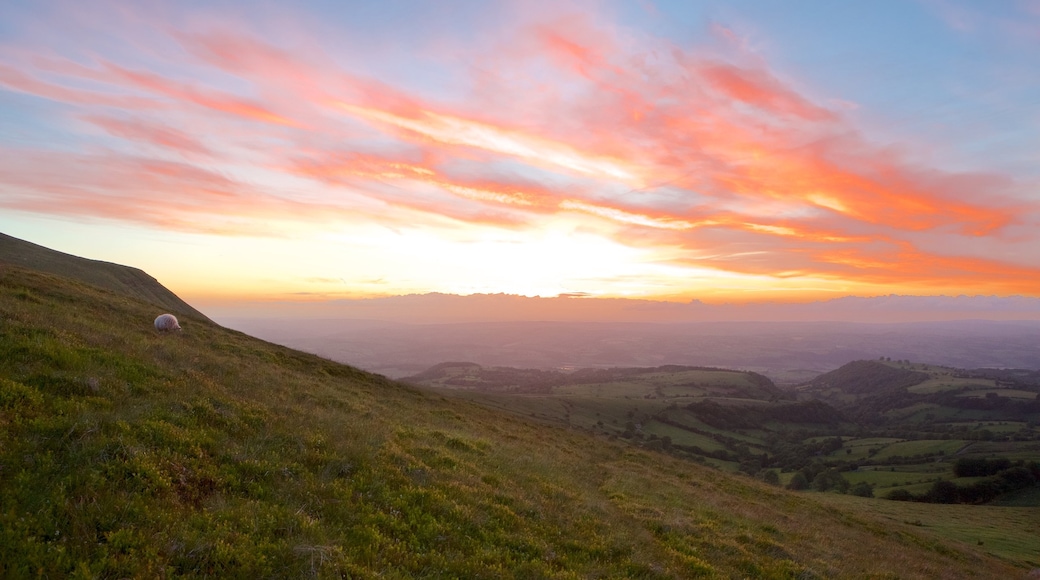 Parque Nacional Brecon Beacons que incluye un atardecer, montañas y tierra de cultivo