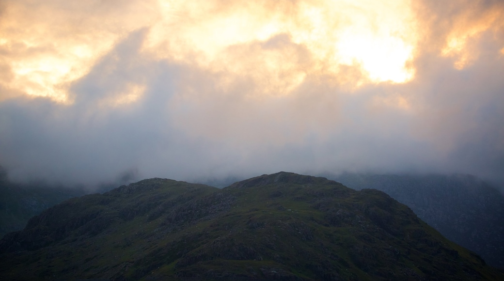 Mount Snowdon som viser tåge eller dis, en solnedgang og bjerge